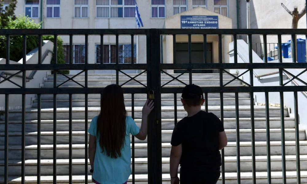 Άνοιγμα δημοτικών και νηπιαγωγείων: Πότε επιστρέφουν οι εκπαιδευτικοί